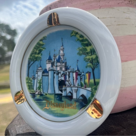 Disneyland Castle Ashtray Ceramic Vintage Walt Disney Productions 5" Souvenir - Picture 4 of 7